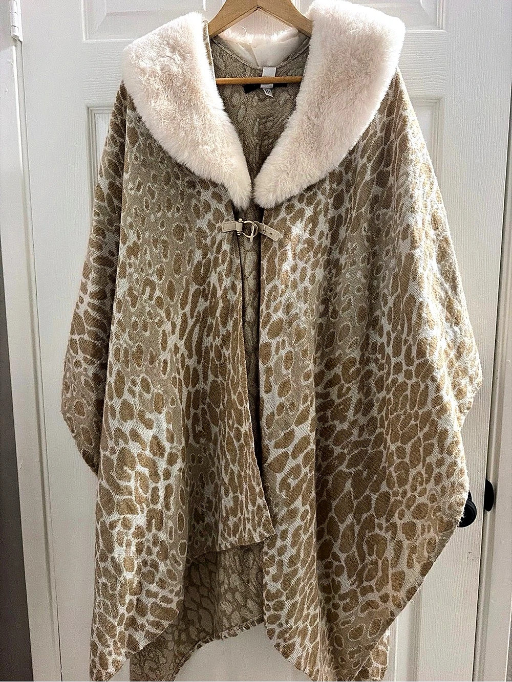 MARC NEW YORK Leopard Print Wrap Cape Brown & Cream Medium